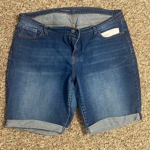 Old Navy size 16 Bermuda shorts - curvy fit. Only worn a handful of time.